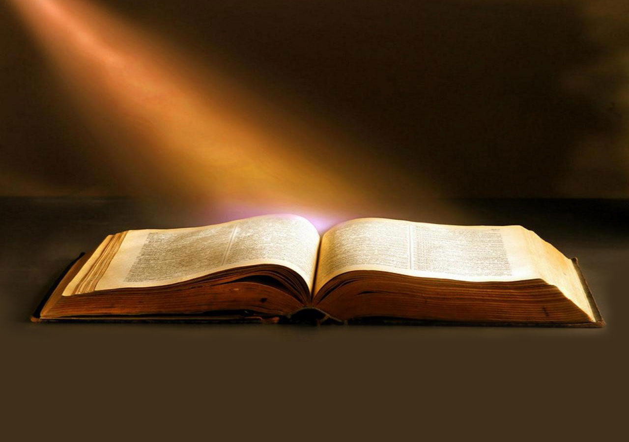 Книги помогающие думать. Свет из Библии. Источник знания. Христианский фон. Священное Писание.